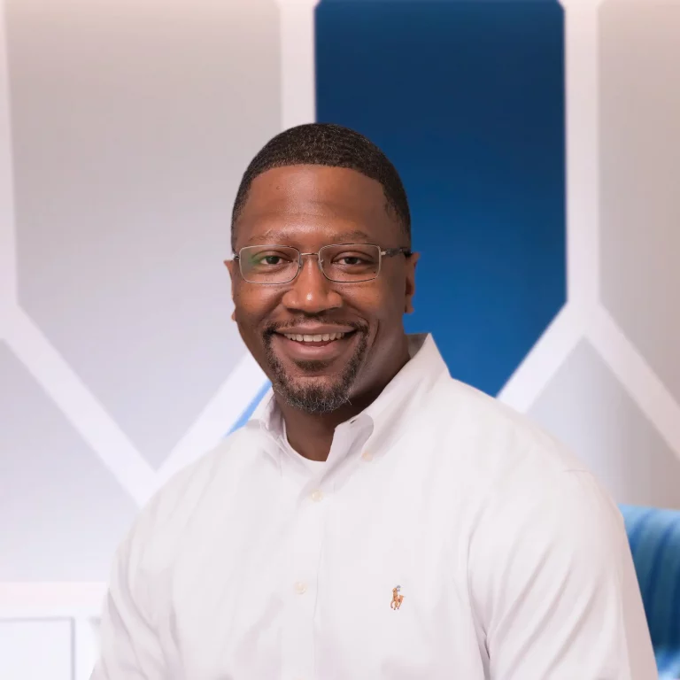 Photo headshot of Eric Bell